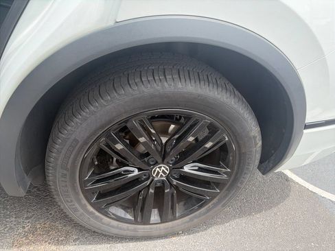 Used 2022 Volkswagen Tiguan SE R-Line FWD image 6