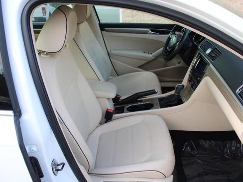 Used 2017 Volkswagen Passat 1.8T SE FWD image 10