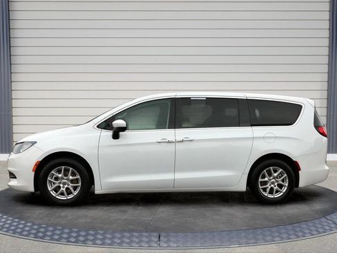 Used 2022 Chrysler Voyager LX FWD image 4