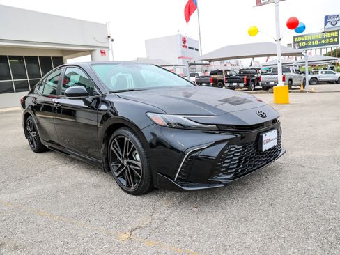 Used 2025 Toyota Camry XSE FWD image 5