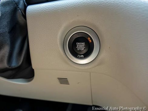 Used 2022 Chrysler Voyager LX FWD image 16