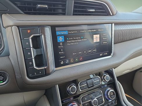 Used 2021 GMC Yukon Denali w/ Advanced Technology Package image 18