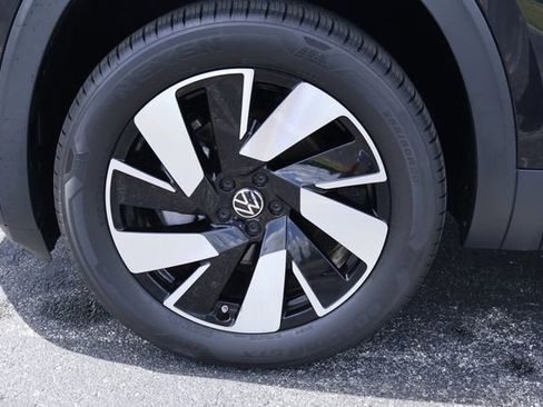 Certified 2024 Volkswagen Atlas Cross Sport SE w/ Panoramic Sunroof Package image 9