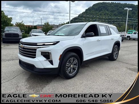 Used 2026 Chevrolet Traverse LT AWD/4WD image 1