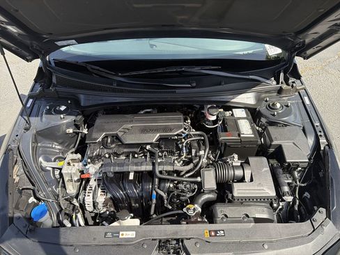 Used 2022 Hyundai Elantra Limited FWD image 18