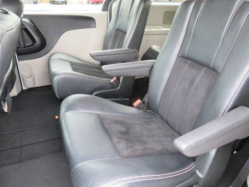 Used 2018 Dodge Grand Caravan SXT image 13