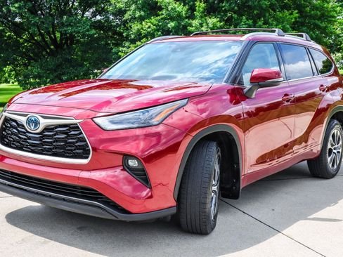 Used 2022 Toyota Highlander XLE AWD/4WD image 3