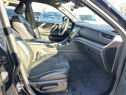 Certified 2024 Jeep Grand Cherokee Altitude image 9