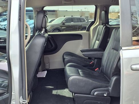 Used 2016 Chrysler Town & Country Touring image 23
