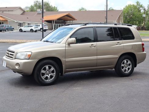 Used 2005 Toyota Highlander 2WD V6 w/ 3rd Row image 10