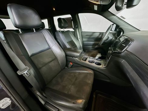 Used 2019 Jeep Grand Cherokee Laredo w/ Laredo X Package image 12