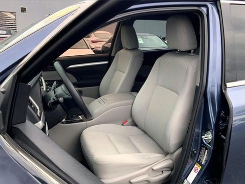 Used 2014 Toyota Highlander LE image 6