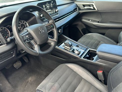 Used 2024 Mitsubishi Outlander SE image 12