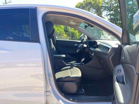 Used 2025 Buick Encore GX Preferred AWD/4WD image 32