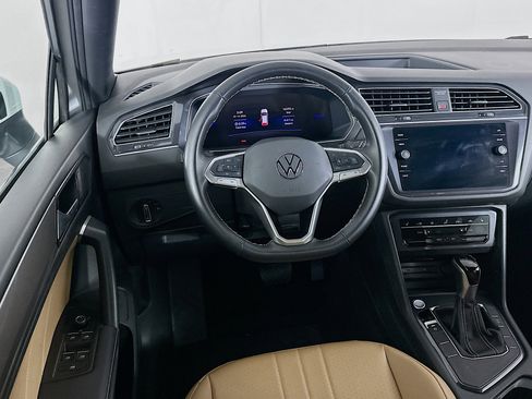 Used 2024 Volkswagen Tiguan SE image 17