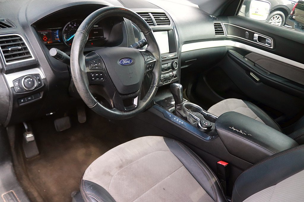 Used 2017 Ford Explorer XLT w/ Equipment Group 202A AWD/4WD image 13
