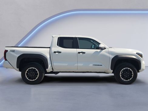 Used 2025 Toyota Tacoma TRD Off-Road AWD/4WD image 7