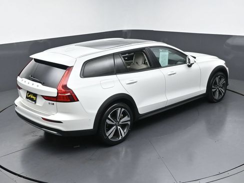 Used 2025 Volvo V60 B5 Cross Country Plus AWD/4WD image 36