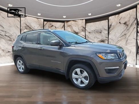 Used 2018 Jeep Compass Latitude w/ Popular Equipment Group AWD/4WD image 3
