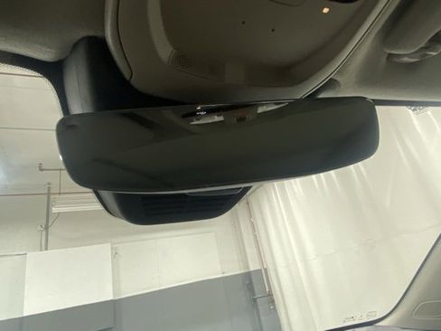 Used 2025 Volvo XC40 B5 Core image 28