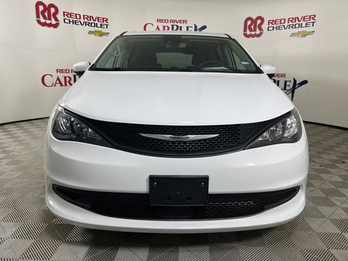 Used 2023 Chrysler Voyager LX image 2