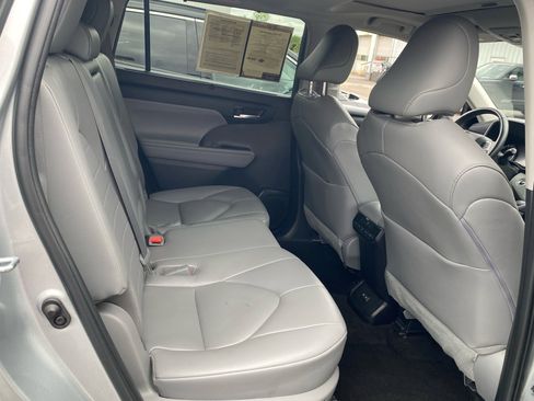 Used 2023 Toyota Highlander XLE image 14