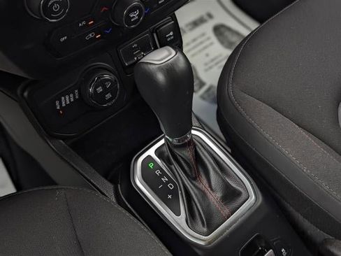 Used 2023 Jeep Renegade Trailhawk AWD/4WD image 41