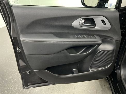 Used 2025 Chrysler Pacifica Limited w/ Trailer Tow Group image 23