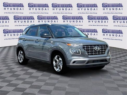 Used 2025 Hyundai Venue Limited image 11