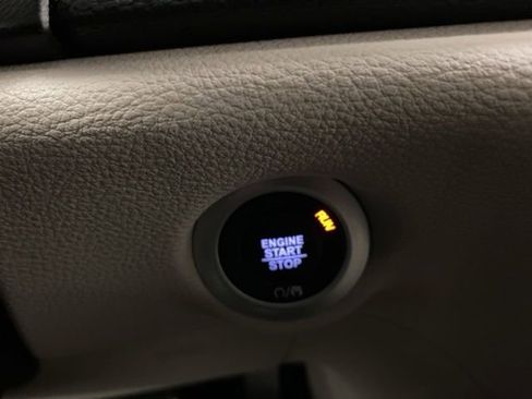 Used 2024 Chrysler Pacifica Limited image 19