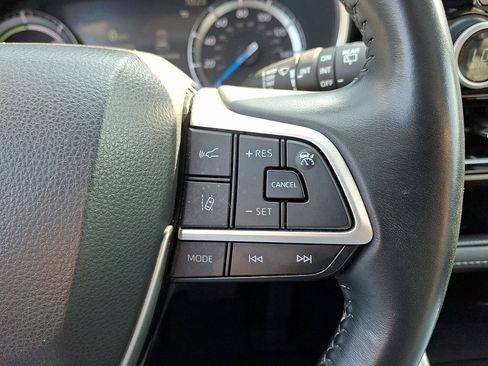 Used 2022 Toyota Highlander XLE AWD/4WD image 18