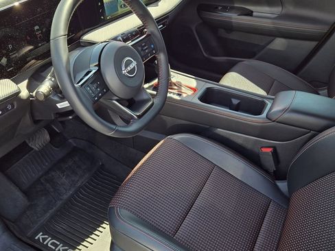 Used 2025 Nissan Kicks SR w/ Illumination Package image 17