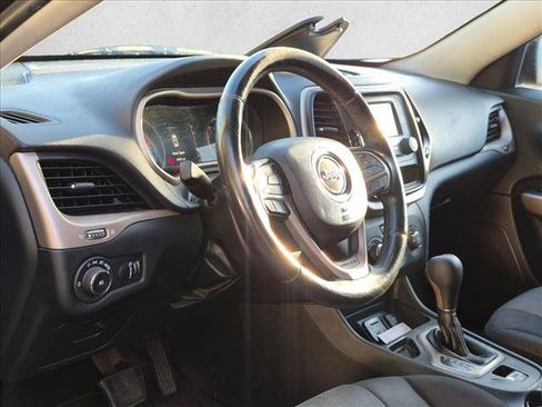 Used 2018 Jeep Cherokee Latitude w/ Altitude Package FWD image 2