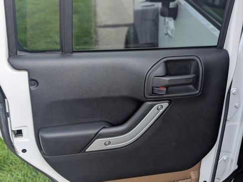 Used 2016 Jeep Wrangler Unlimited Sahara w/ Connectivity Group image 12