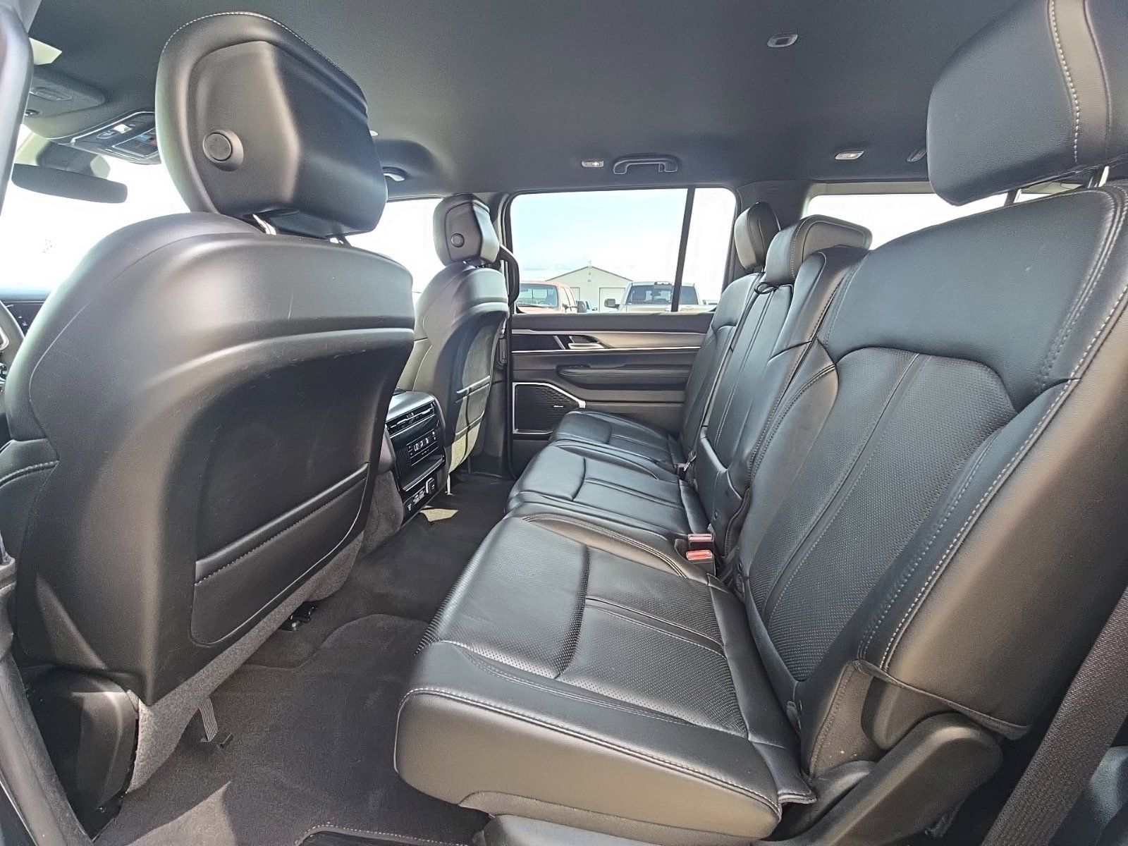 Used 2025 Jeep Wagoneer 4WD image 9