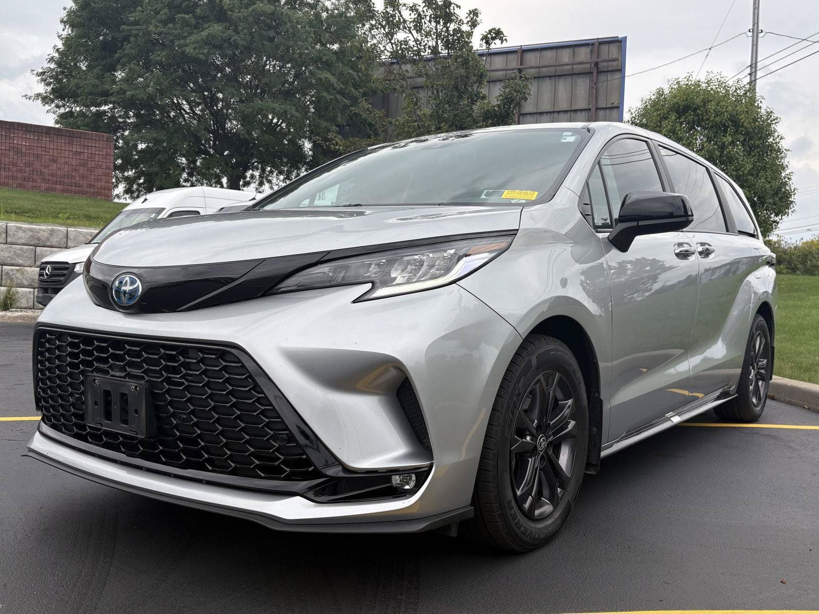 Used 2025 Toyota Sienna XSE w/ XSE Plus Package AWD/4WD image 3