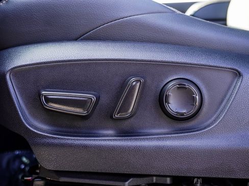 Used 2025 Toyota Tacoma Limited image 7