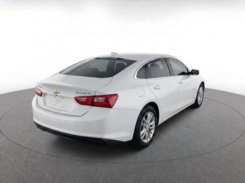 Used 2018 Chevrolet Malibu LT w/ Leather Package FWD image 7