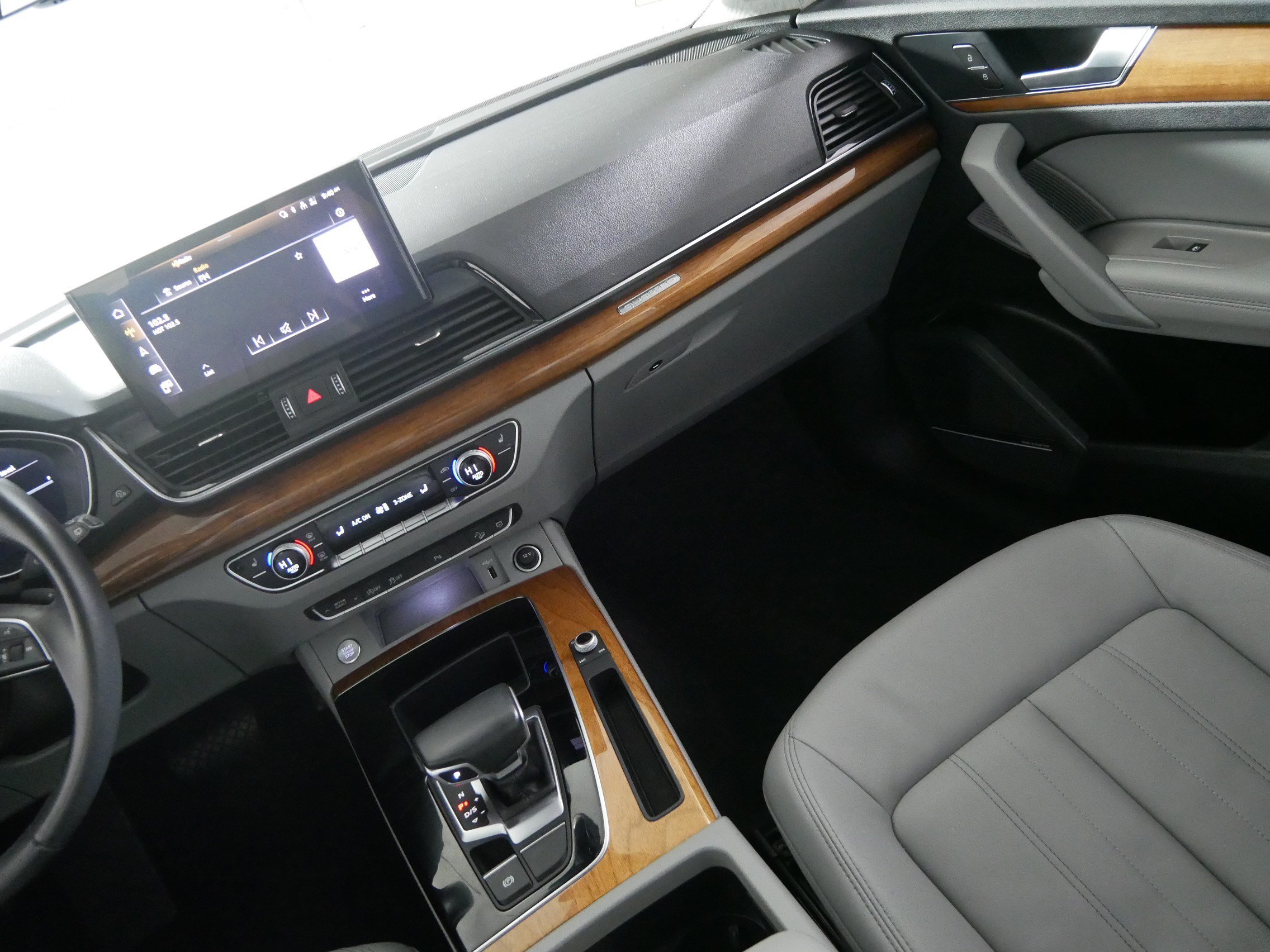 Used 2022 Audi Q5 2.0T Premium Plus w/ Premium Plus Package AWD/4WD image 11