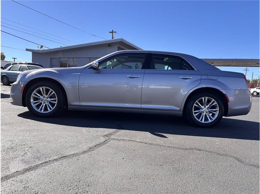 Used 2016 Chrysler 300 C RWD image 2