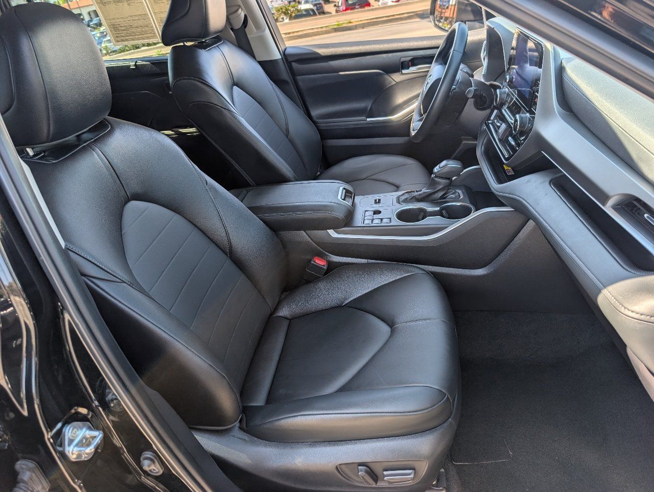 Used 2025 Toyota Highlander XLE FWD image 9
