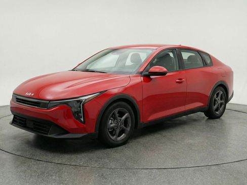 Used 2025 Kia K4 LXS image 3