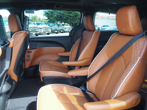 New 2026 Chrysler Pacifica Pinnacle image 15