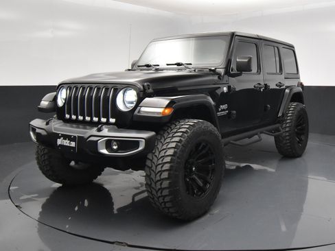 Used 2018 Jeep Wrangler Unlimited Sahara AWD/4WD image 2
