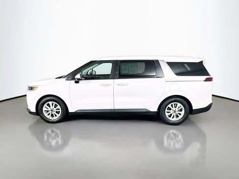 Used 2022 Kia Carnival LX image 4