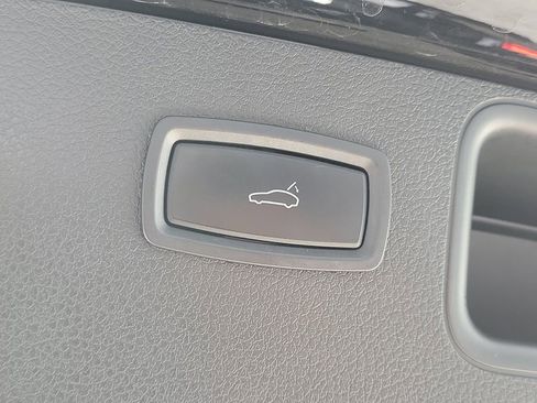 Certified 2018 Porsche Macan AWD/4WD image 18