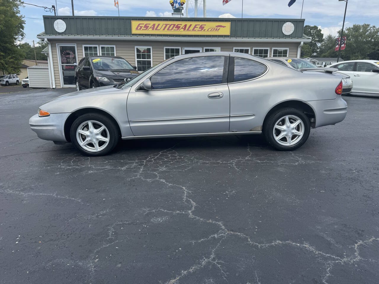 Used 1999 Oldsmobile Alero GL w/ GL3 Equipment Pkg FWD image 2