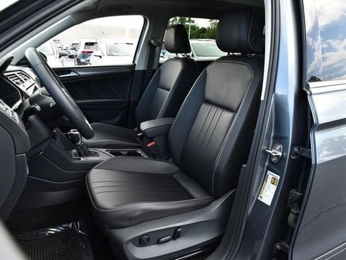 Used 2023 Volkswagen Tiguan SE w/ Panoramic Sunroof Package FWD image 18