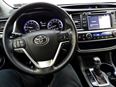 Used 2019 Toyota Highlander SE AWD/4WD image 20