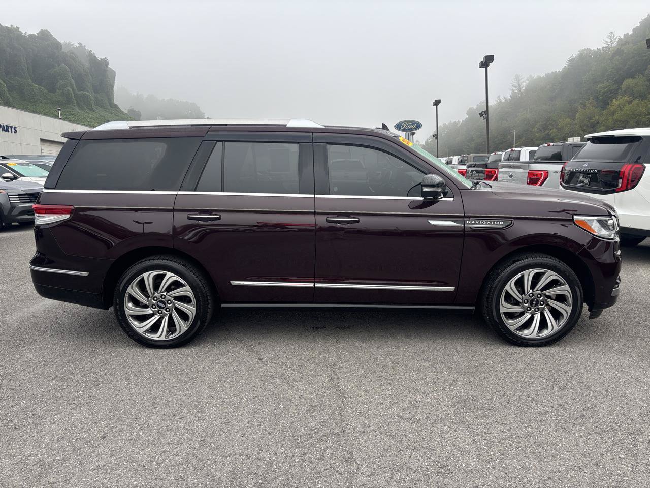 Used 2023 Lincoln Navigator Reserve AWD/4WD image 4
